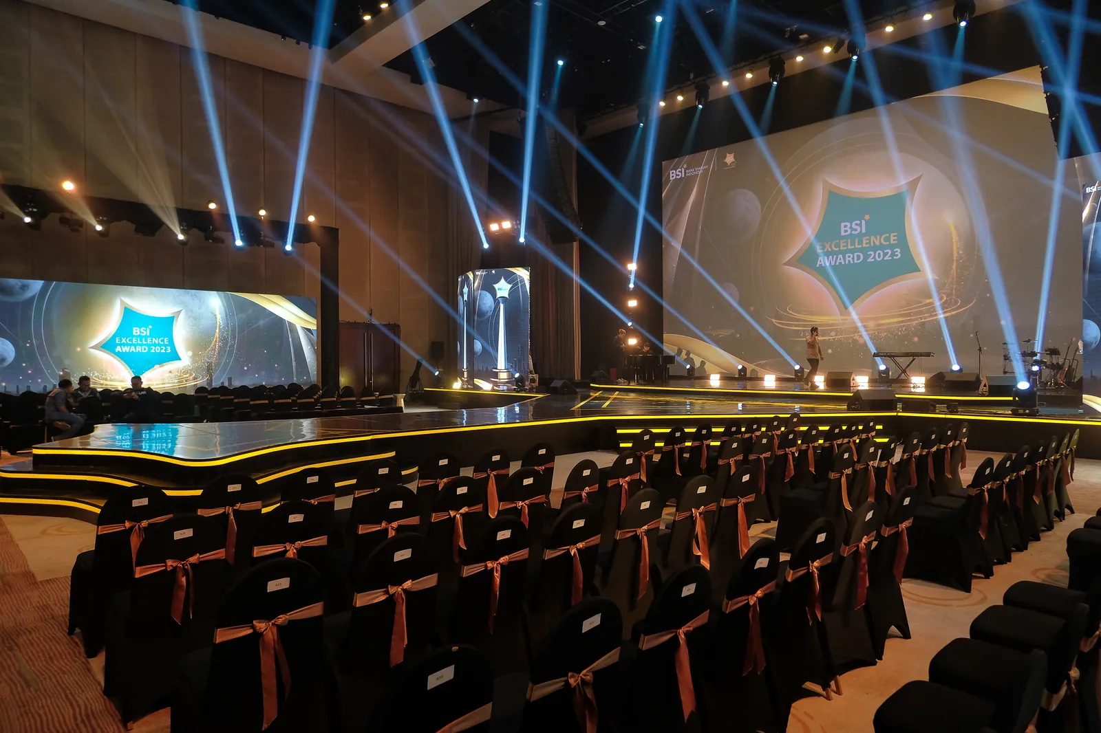 Panggung BSI Excellence Award dengan lighting dan kursi tamu